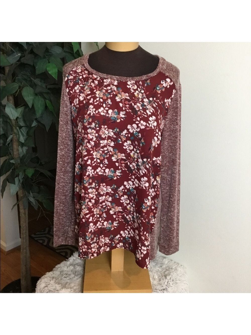 VAN Heusen Large floral multi color crewneck